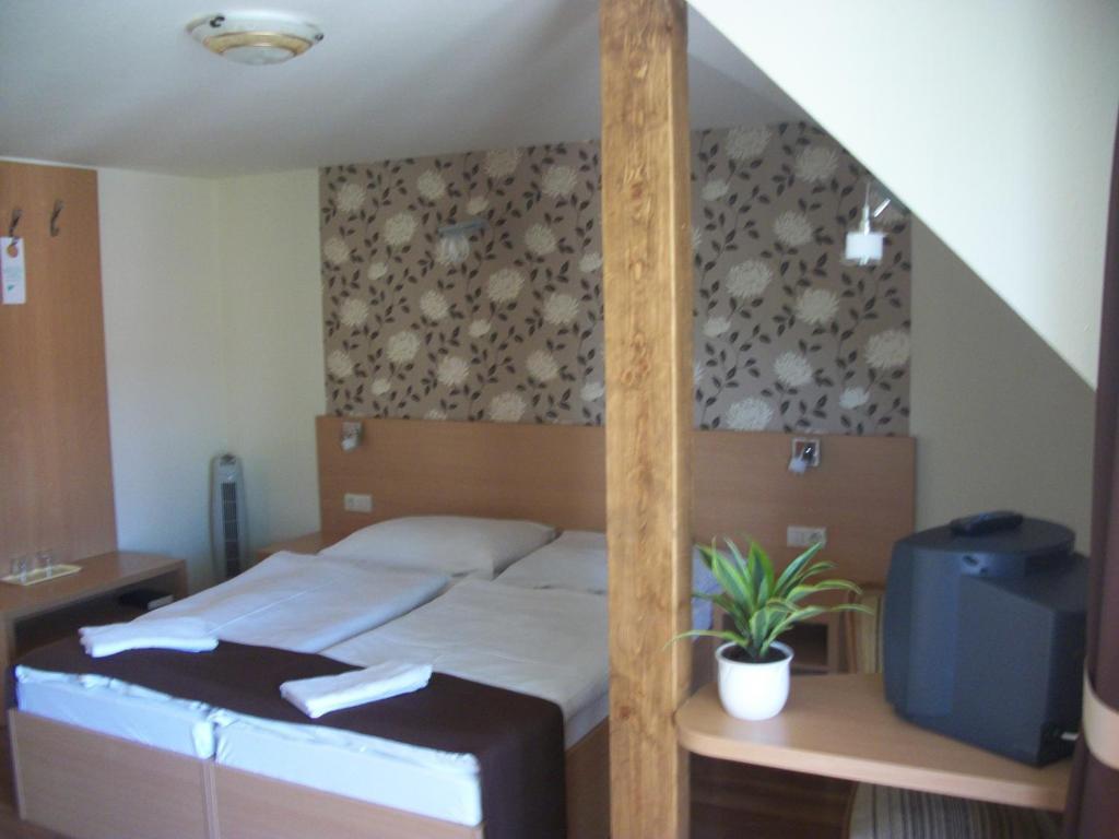 Hotel Viktoria Balatonalmadi Room photo
