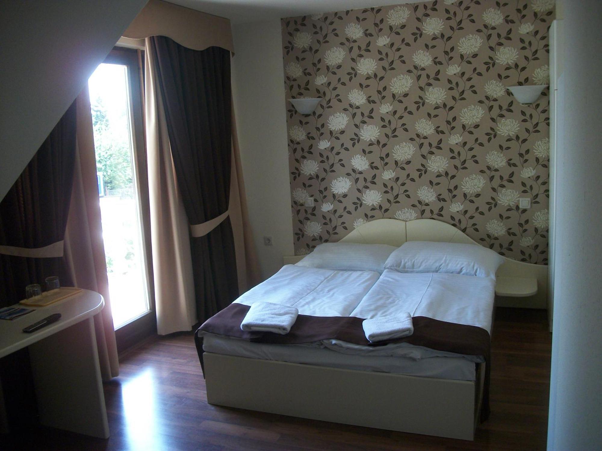Hotel Viktoria Balatonalmadi Exterior photo